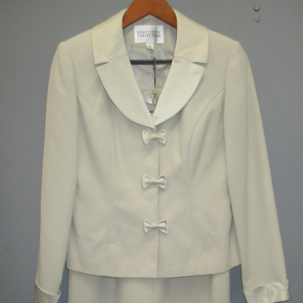 Executive Collection Women's 2 Piece Suit Size 8 Ivory Two Piece Set